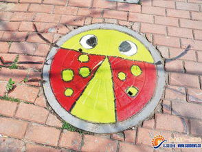 雷竞技raybet官学生在井盖上画画 窨井盖原来可以这么萌