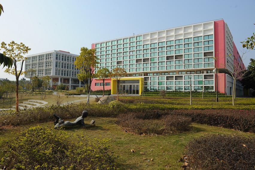 雷竞技网职业学院校园风光 绿意盎然与现代教育的完美融合